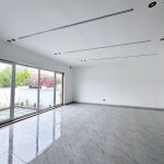 ویلا نقلی همکف نمامدرن بین چمستان و نور